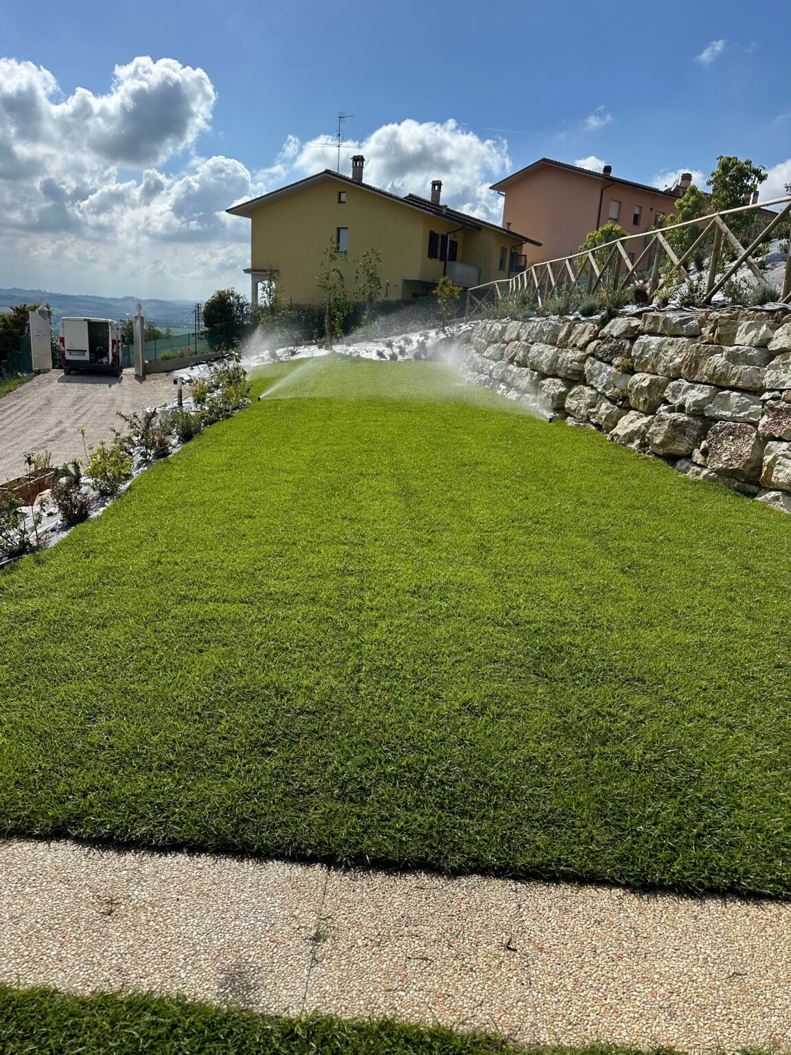 Irrigatori a pioggia in funzione su un prato appena realizzato